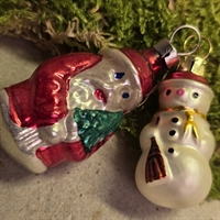 hvid-snemand-roed-julemand-glas-julekugler-gammel-juletraespynt